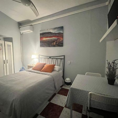 Santa Isabel Low Cost Rooms In Private House 세비야 외부 사진