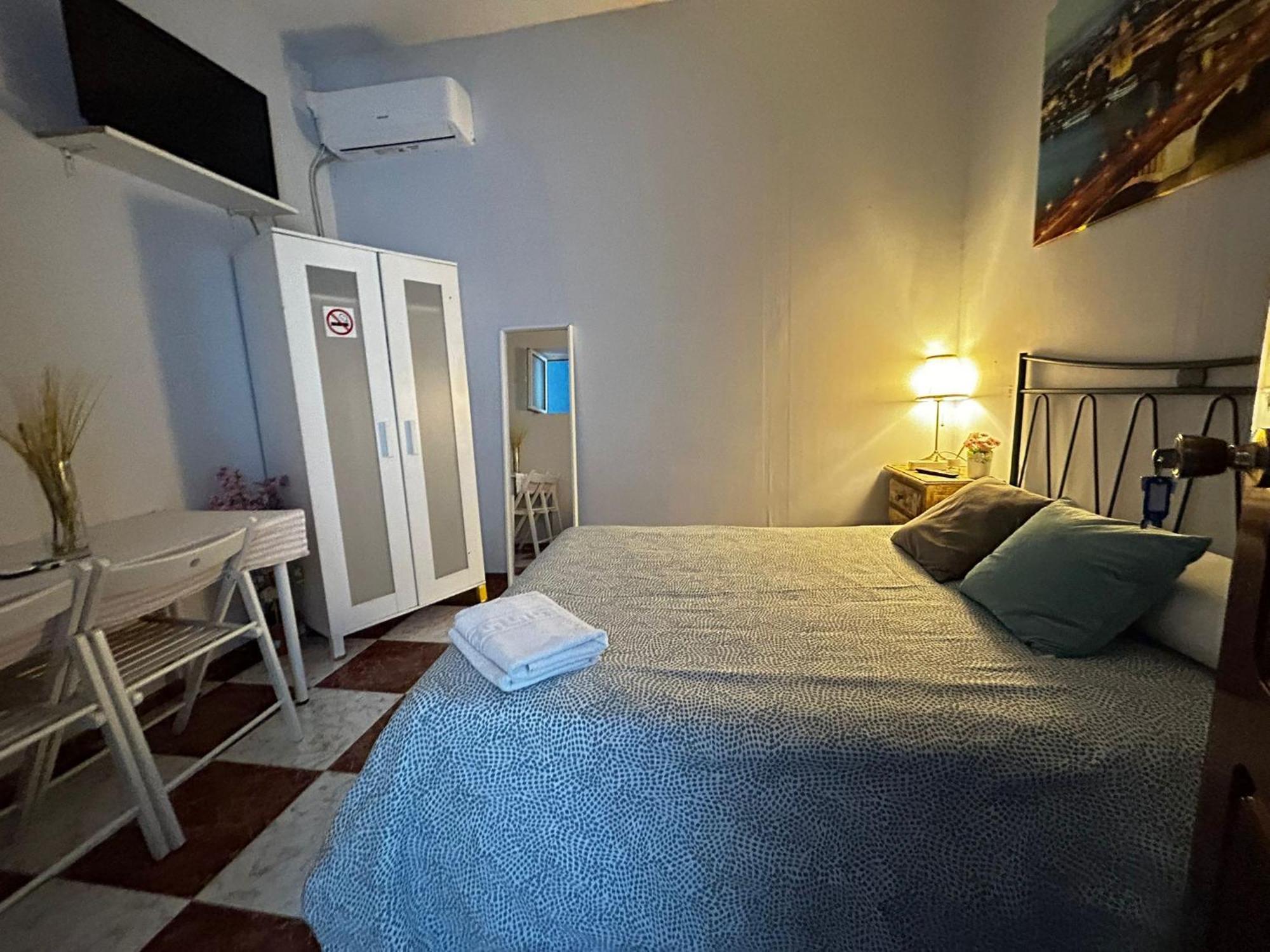 Santa Isabel Low Cost Rooms In Private House 세비야 외부 사진