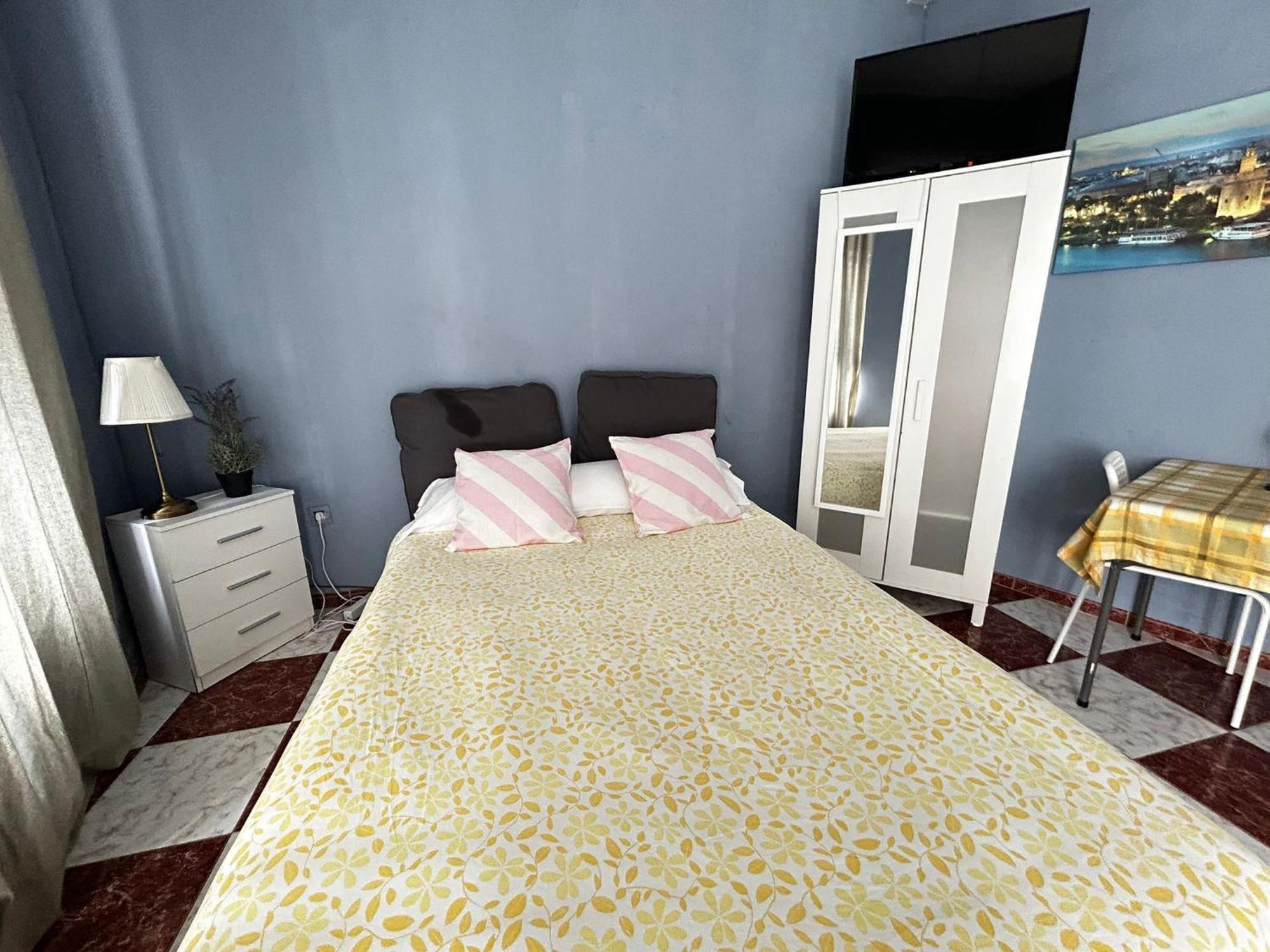 Santa Isabel Low Cost Rooms In Private House 세비야 외부 사진
