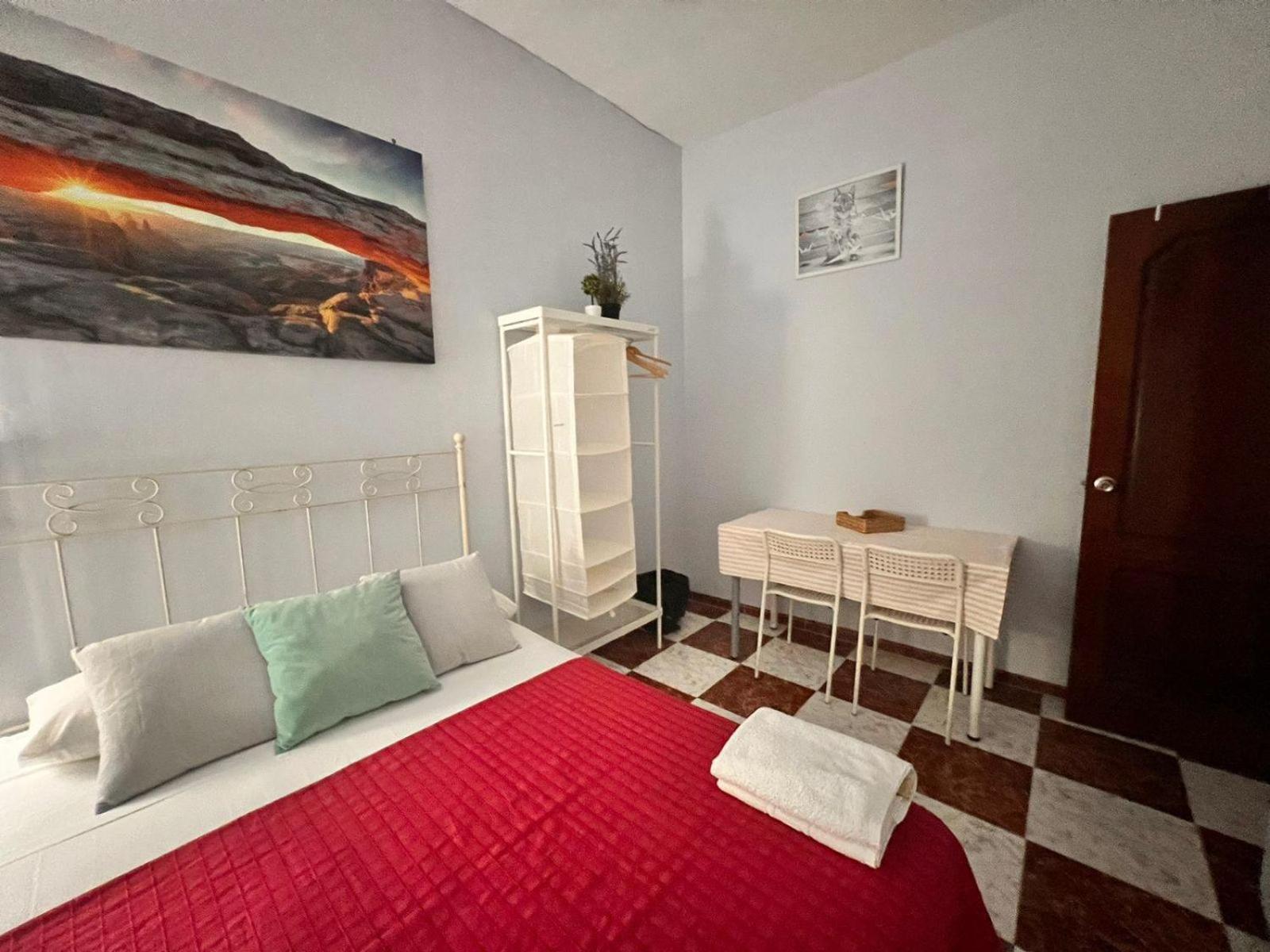 Santa Isabel Low Cost Rooms In Private House 세비야 외부 사진